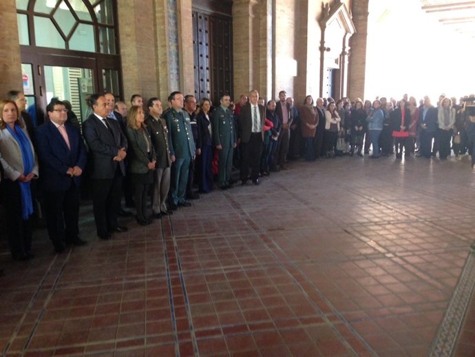 Minuto de silencio por los atentados de París