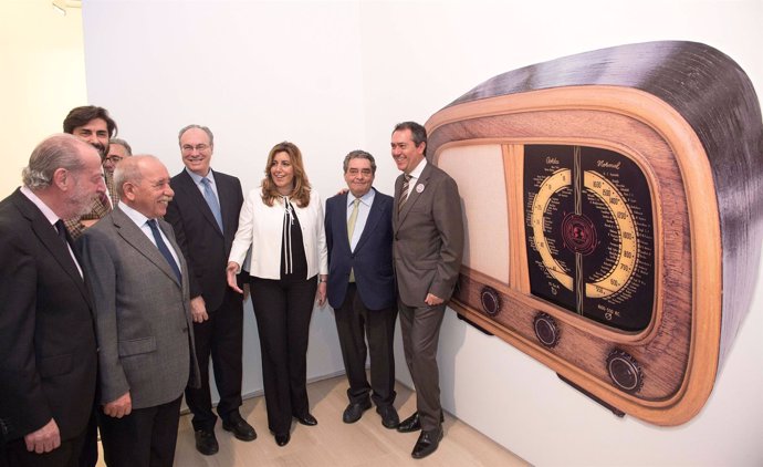 Susana Díaz visita la exposición por los 90 años de Radio Sevilla
