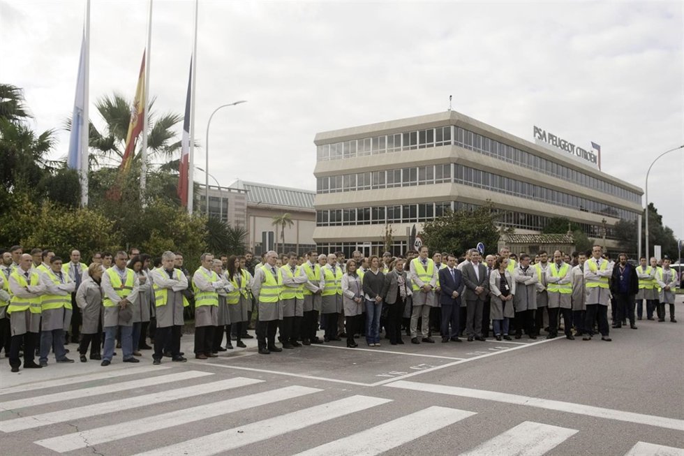 Minuto de silencio en PSA Citroen , en Vigo