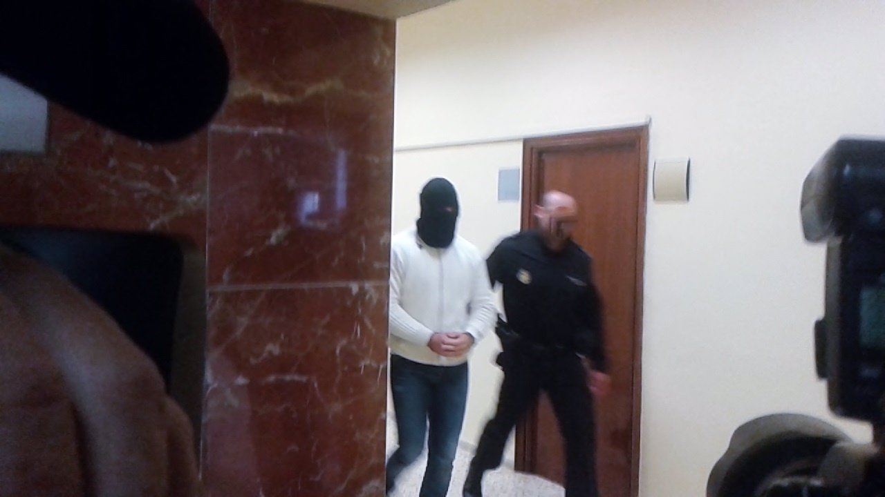 Jonathan Moya, acompañado de un policía, entra en sala