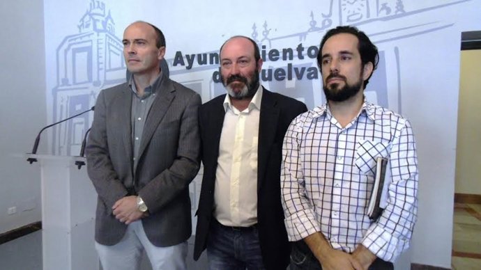 Los portavoces de IU, Mesa de la Ría y Participa Huelva.