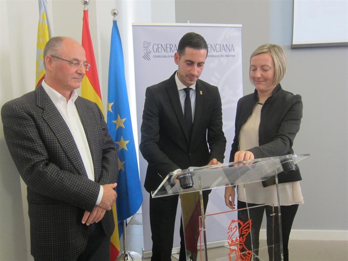 La consellera y el alcalde de Mislata durante la firma de la Declaración