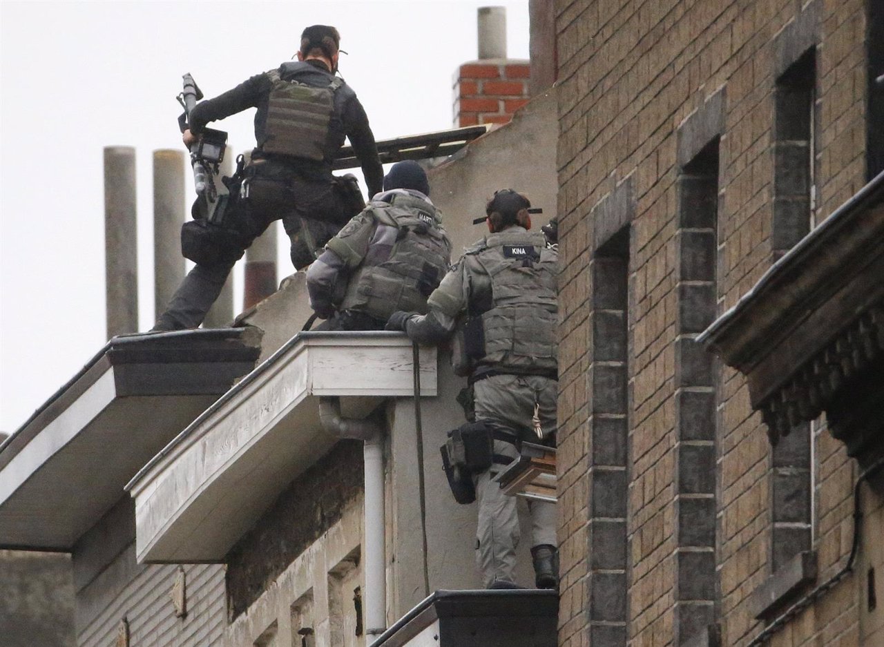 Fuerzas especiales belgas durante operación en Molenbeek, en Bruselas