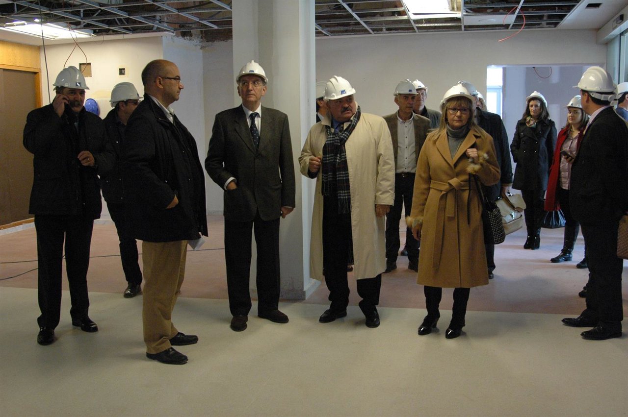 El consejero de Sanidad ha visitado las obras del centro de salud Teruel Centro.