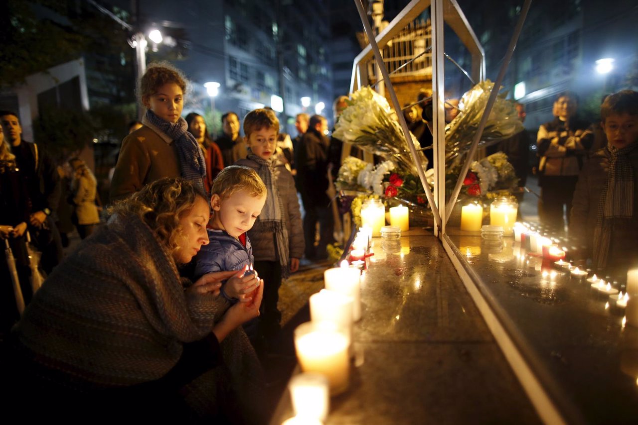 Reacciones tras los atentados de París. Manifestaciones, velas, rosa