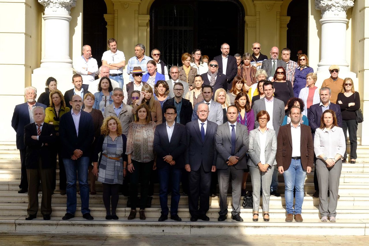 Corporación Ayuntamiento Málaga concentración atentados de París