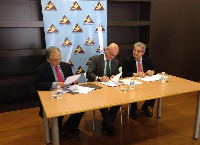 Hernández firma el convenio con Tomás Fuertes