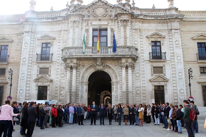 Minuto De Silencio En Solidaridad Por Los Atentados De París (Con Foto)