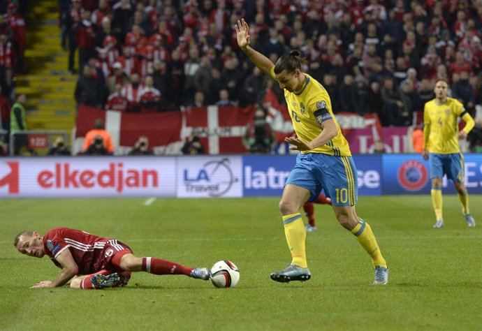 Thomas Kahlenberg y Zlatan Ibrahimovic disputan un balón