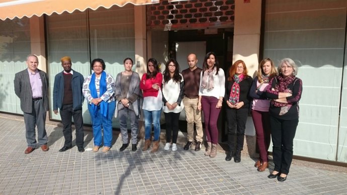 Romero (dcha.) junto otros representantes y empleados del Instituto Halal