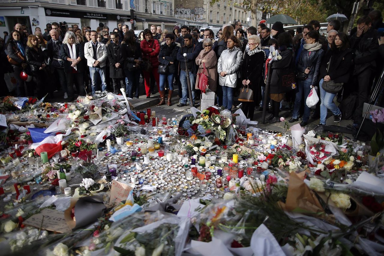 Minuto de silencio en Bataclan por las victimas en París