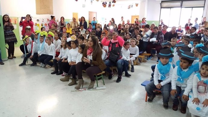 Esther Ruiz, rodeada de niños, durante la celebración del Día del Flamenco
