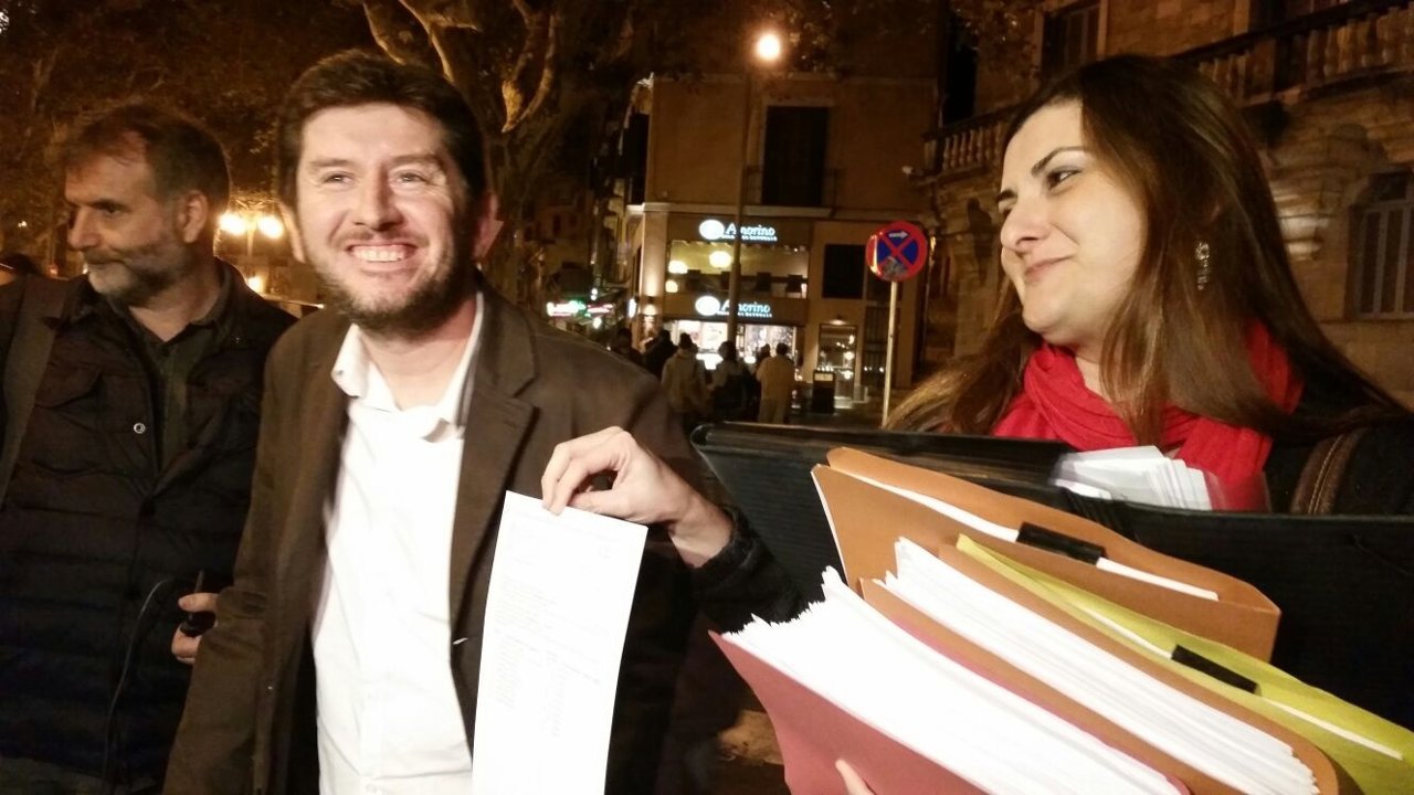 Secretario general de Podemos, Alberto Jarabo, presentando la lisla 