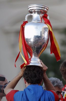 El trofeo de la Eurocopa en la cabeza de Juan Mata