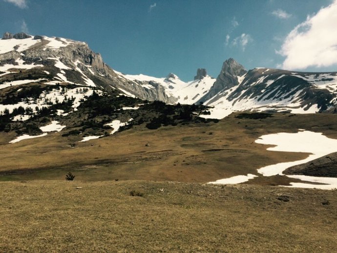 Los Pirineos, montañas, paisaje, nieve