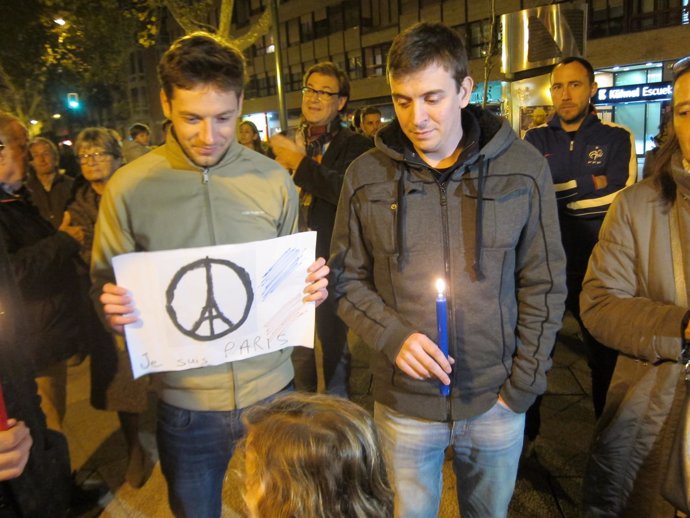 Concentración frente al Instituto Francés por los atentados de Paris