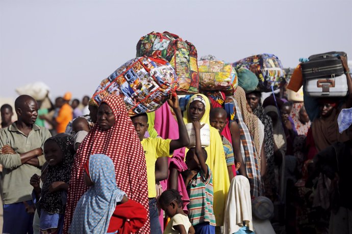 Nigerianos regresan tras ser liberada su localidad de Boko Haram.