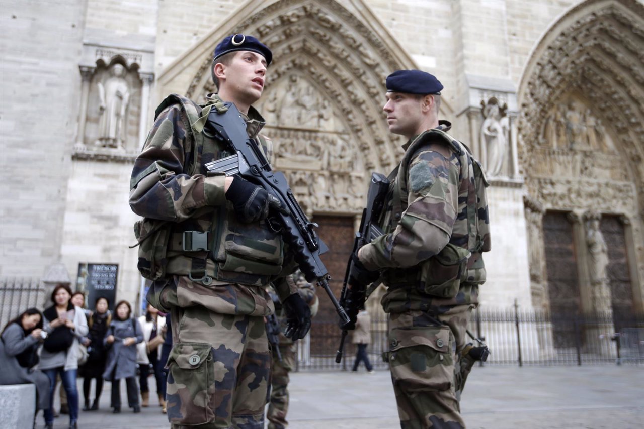 Ejército francés a las puertas de Notre Dame tras los atentados de París