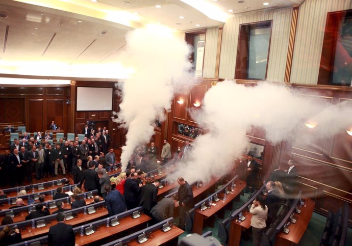 La oposición lanza gas lacrimógeno en el Parlamento de Kosovo