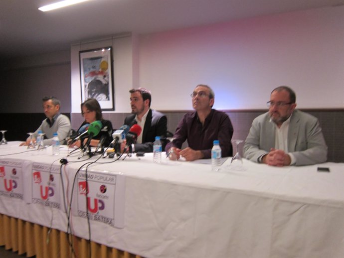 Alberto Garzón, en el centro, junto a representantes de Izquierda-Ezkerra