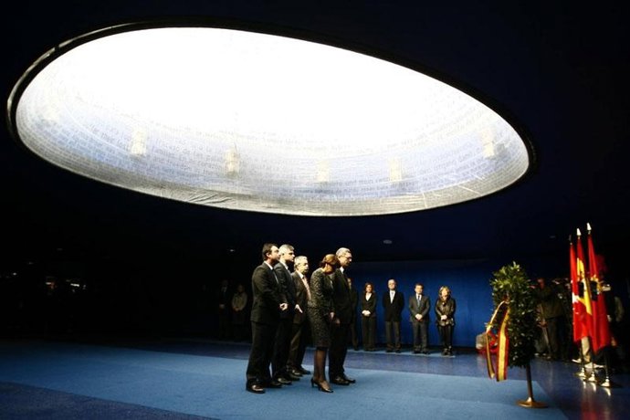 Homenaje a las víctimas en el monumento 11 M