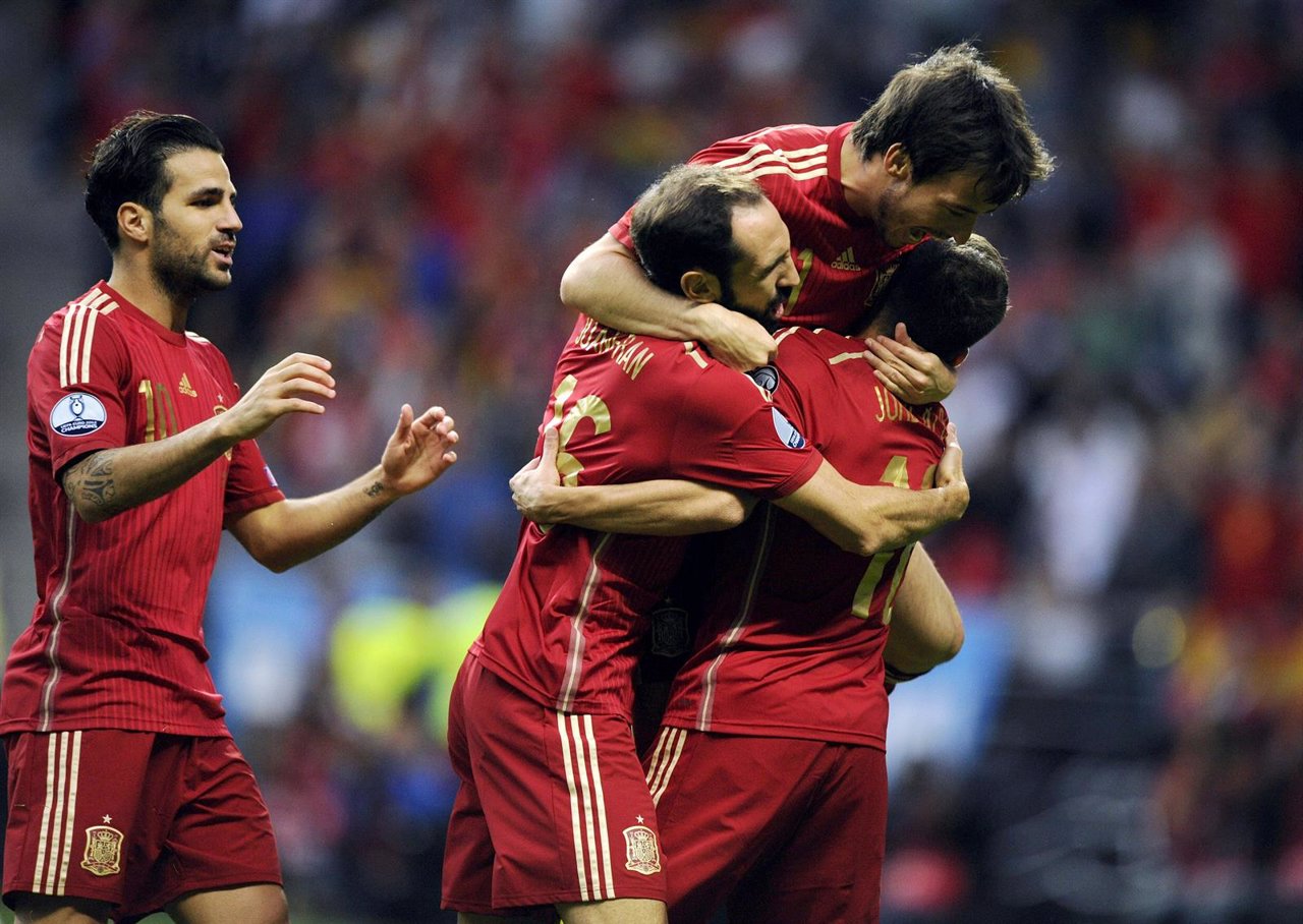 Silva, Cesc, Juanfran y Jordi Alba celebran un gol con la selección española