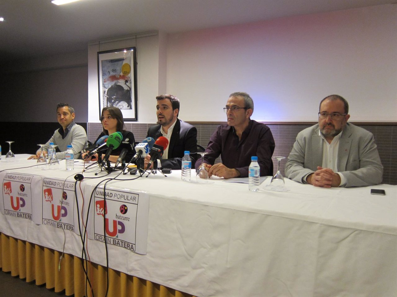 Garzón, en el centro, junto a representantes de Izquierda-Ezkerra