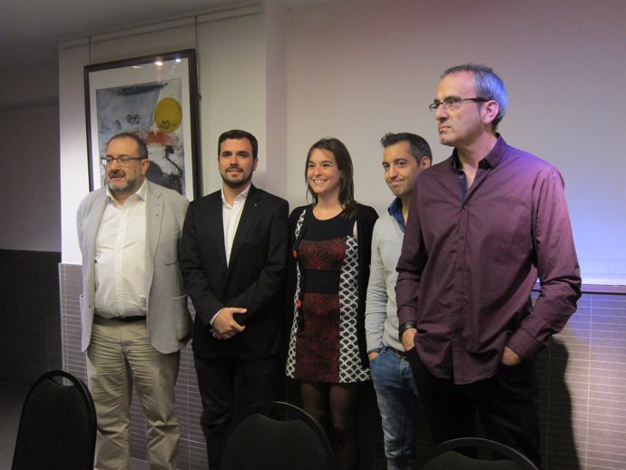 Alberto Garzón junto a miembros de I-E en la rueda de prensa en Pamplona