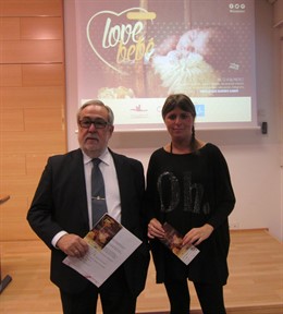 El director general de la Feria, Juan Useros, con la organizadora del evento 