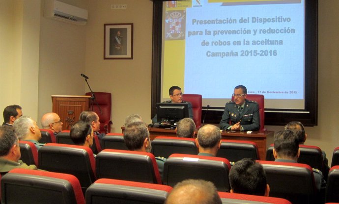 Lozano (i), junto al jefe de la Comandancia, Luis Ortega, presenta el operativo.