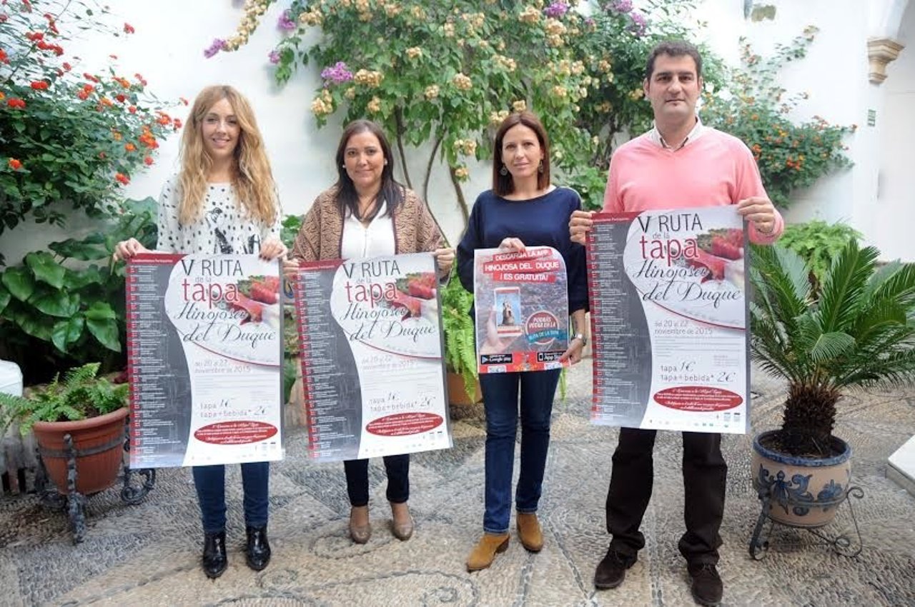 Carrillo (centro) presenta el cartel del evento con Díaz, Delgado y Fernández