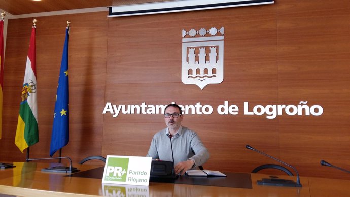 El concejal del PR+ Rubén Antoñanzas en rueda de prensa