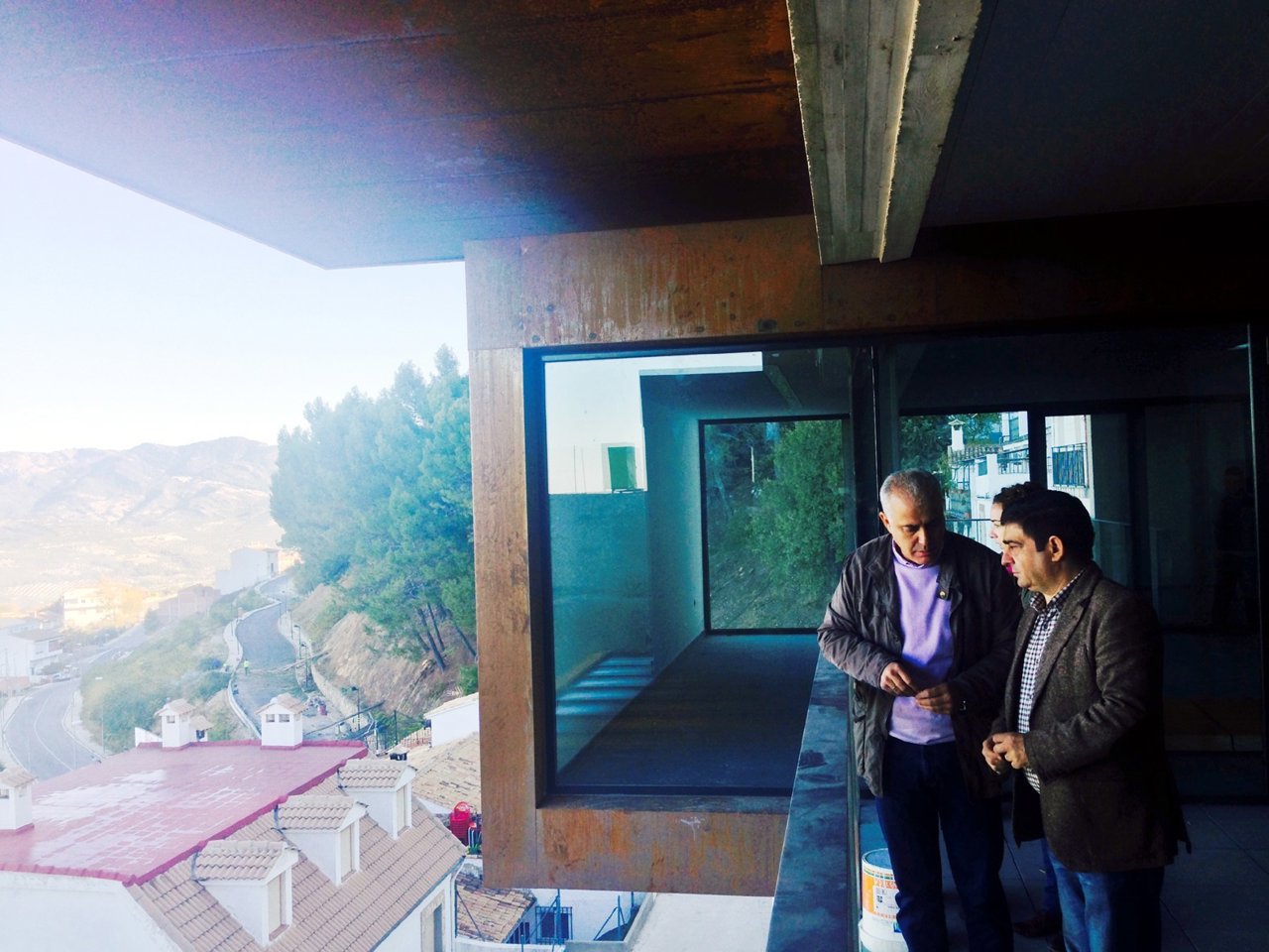 Reyes (d), junto a Olivares, en su visita a La Iruela.