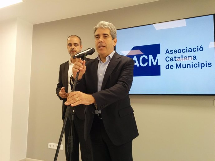 Francesc Homs, con el presidente de la ACM, Miquel Buch 