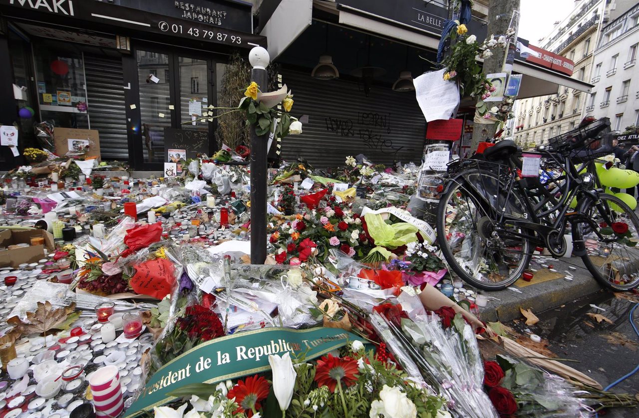 Velas y flores delante de restaurante La Belle Equipe, atentados París