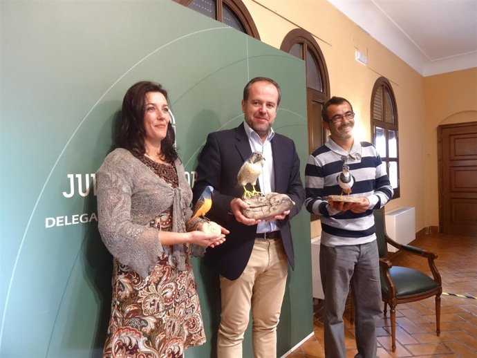 Algar (centro) junto a Gamero y Postigo, autores de la exposición