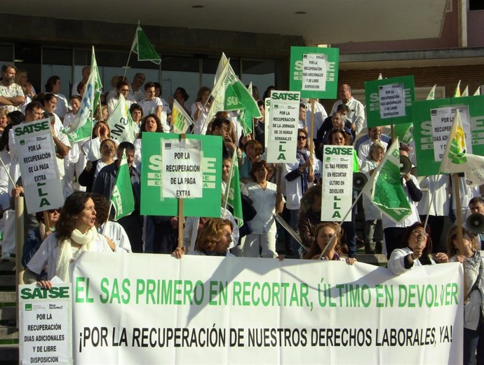 Manifestación ante el Hospital Virgen del Rocío