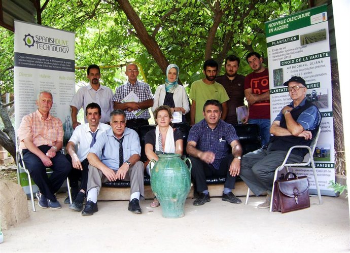 Soria (c), en uno de los encuentros mantenidos en su viaje a Argelia.