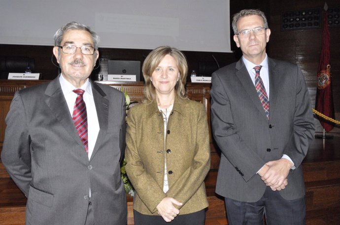 Los juristas María Martínez y Joaquín de Guerrero con el ingeniero Pablo Munilla
