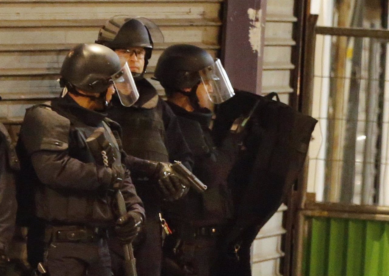 Fuerzas especiales de policía en el barrio de Saint Denis