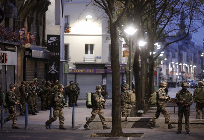 Operación en Saint-Denis, ejército en parís, francia