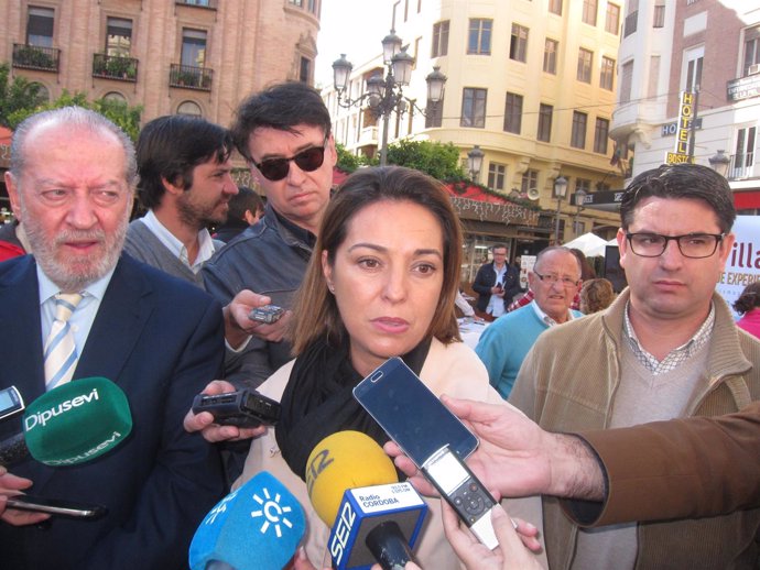 Isabel Ambrosio atiende a los medios junto a Pedro García y Fernando Rodríguez