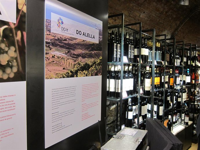 Punto de información de enoturismo en el Mirador de Colom de Barcelona