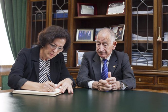 La delegada de la Junta firma en el Libro de Honor de la Diputación