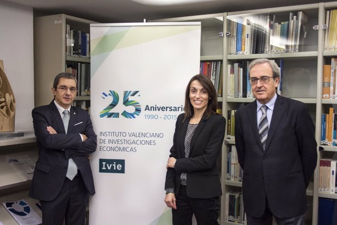 Maudos, Pérez y Choreén muestran el cartel conmemorativo de los 25 años del IVIE