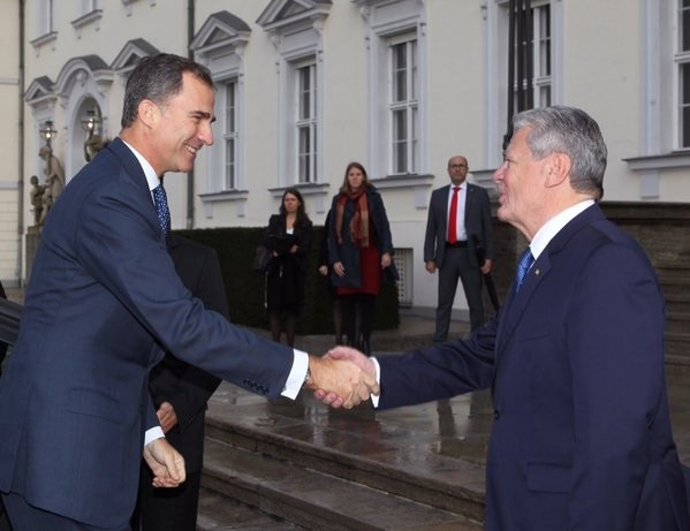 El Rey Felipe VI saluda al presidente alemán, Joachim Gauck