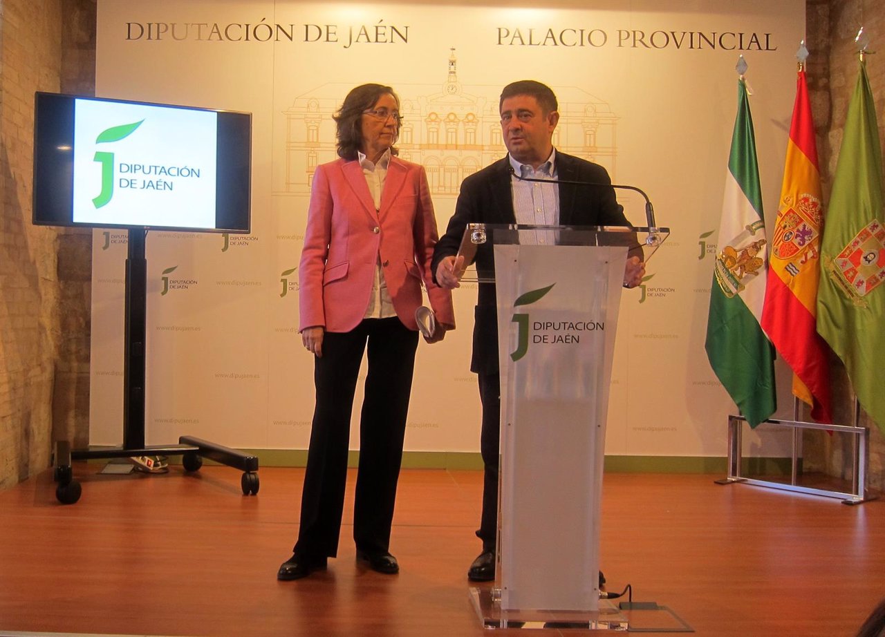 Rosa Aguilar y Francisco Reyes en la rueda de prensa tras su reunión.