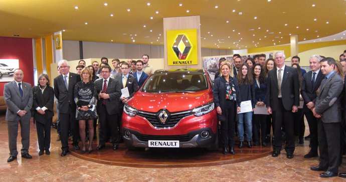 Participantes en el Renault Experience Ingenieros y autoridades