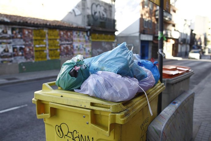 Cubos y bolsas de basura en Madrid, limpieza, suciedad, sucio