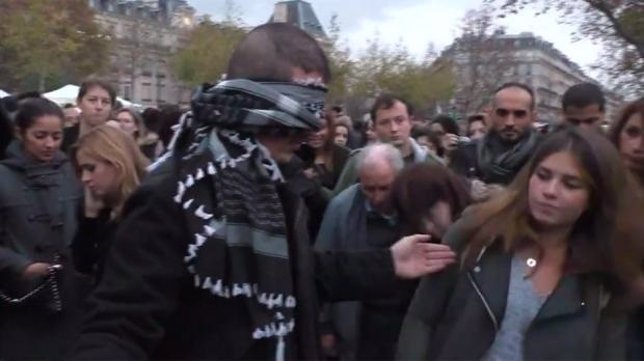 Musulmán se venda los ojos para pedir un abrazo en París